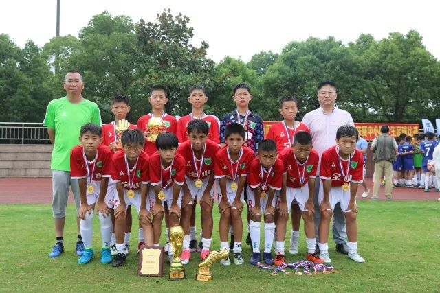 塞尔吉尼奥期待阿莫林引领AC米兰重返巅峰，并相信拉莫斯能解开9号球衣的诅咒